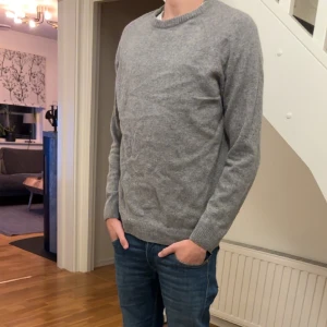 Zara Sweatshirt - Inga skavanker (lite skrynklig på bilden)🍾 Storlek L  Modellen på bilden är 1,84 och väger 68 kg👕  250kr