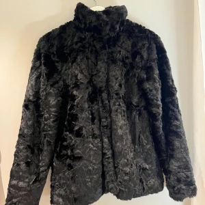 Pälsjacka - Jacka i päls imitation, strl. 34 Använd endast fåtal gånger!