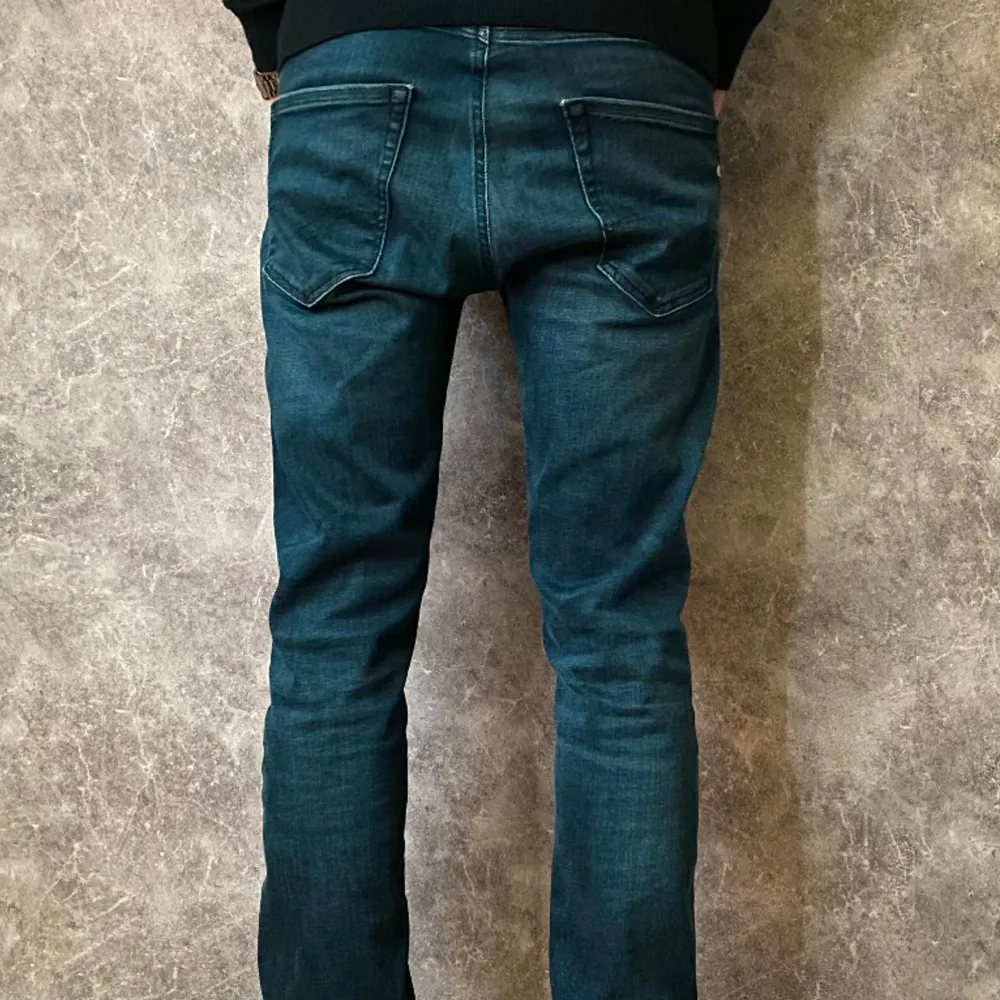 Ett par stilrena jeans från Replay i färgen marinblå. Storlek 30/32 och i extremt bra skick. Nypris:-2000, Vårat pris:-599. Vid funderingar, skriv till oss privat!. Jeans & Byxor.