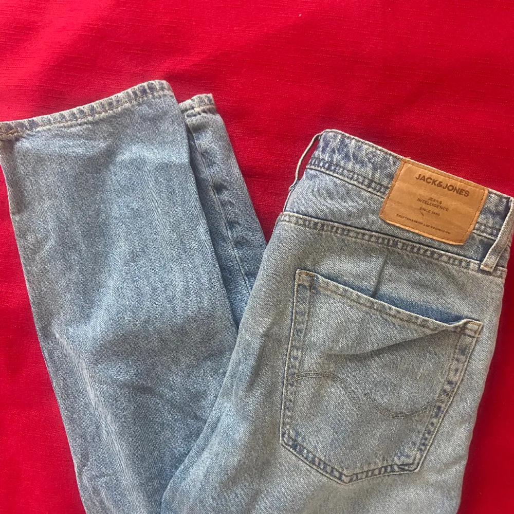 Säljer nu mina ljusblåa Jack & Jones jeans för 100kr, köpta för 600kr på Jack & Jones Skick är 9/10  W32 L34 Loose/Chris. Jeans & Byxor.