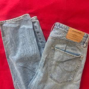 Säljer nu mina ljusblåa Jack & Jones jeans för 100kr, köpta för 600kr på Jack & Jones Skick är 9/10  W32 L34 Loose/Chris