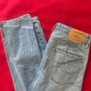 Ljusblå Jack and Jones jeans - Säljer nu mina ljusblåa Jack & Jones jeans för 100kr, köpta för 600kr på Jack & Jones Skick är 9/10  W32 L34 Loose/Chris