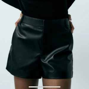 Skinn shorts  - Säljer dessa snygga skinn shorts från zara, aldrig använda. Storlek 38 men sitter som en S. Kom privat för egna bilder🤍
