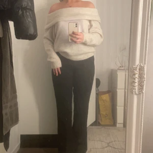 Off-shoulder stickad tröja  - Sälja även denna i grå, kolla min profil. Kom privat för frågor 💕