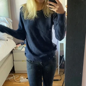 Snygg tröja ifrån vila❤️ - Jätte snygg mörkblå stickad tröja från Vila. Den är super bra skick då jag knappt har använt den❤️skriv för mer bilder