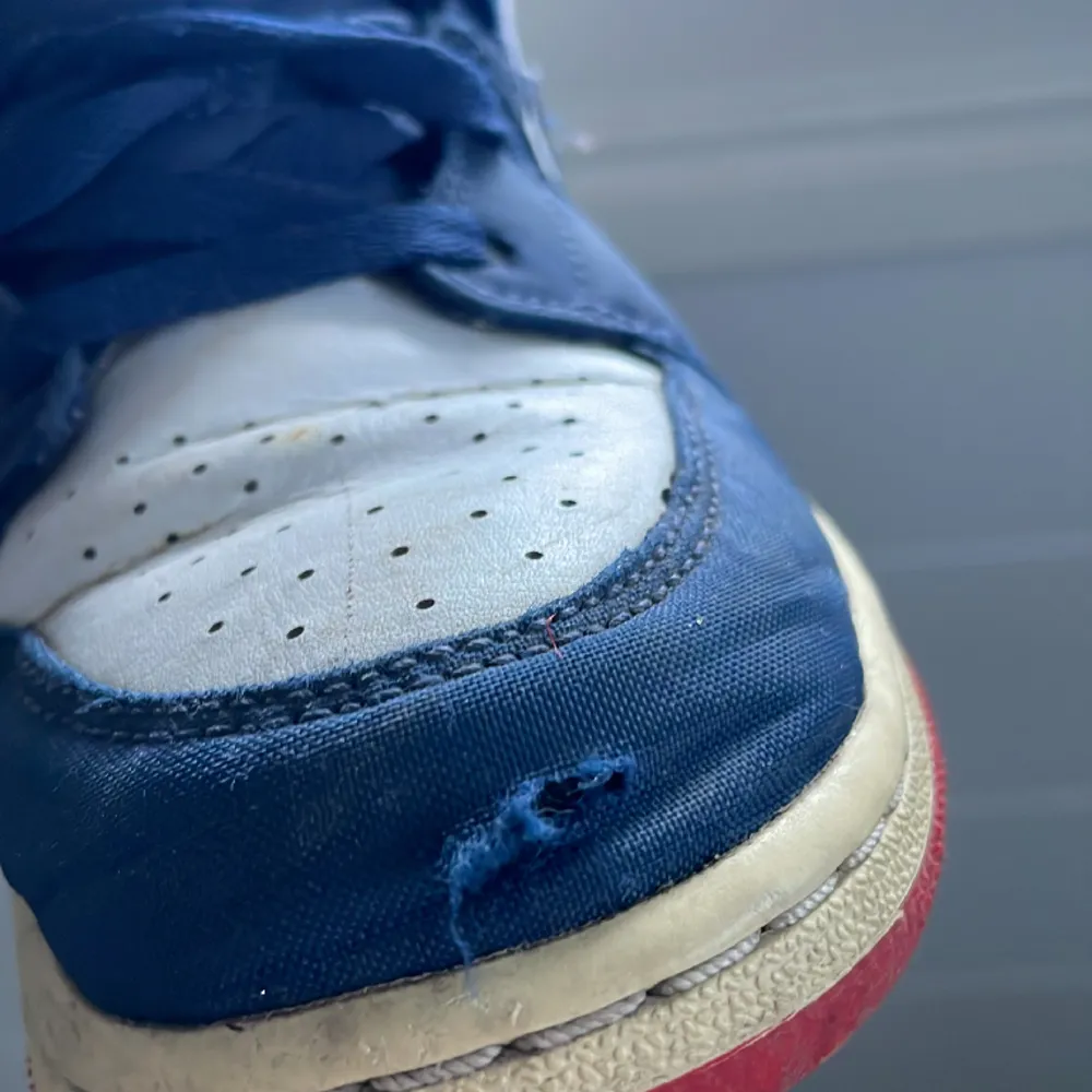 Nike jordans skor usa. Box finns kvar. Lite lösa trådar och skada framme på skon annars i bra skick.. Skor.
