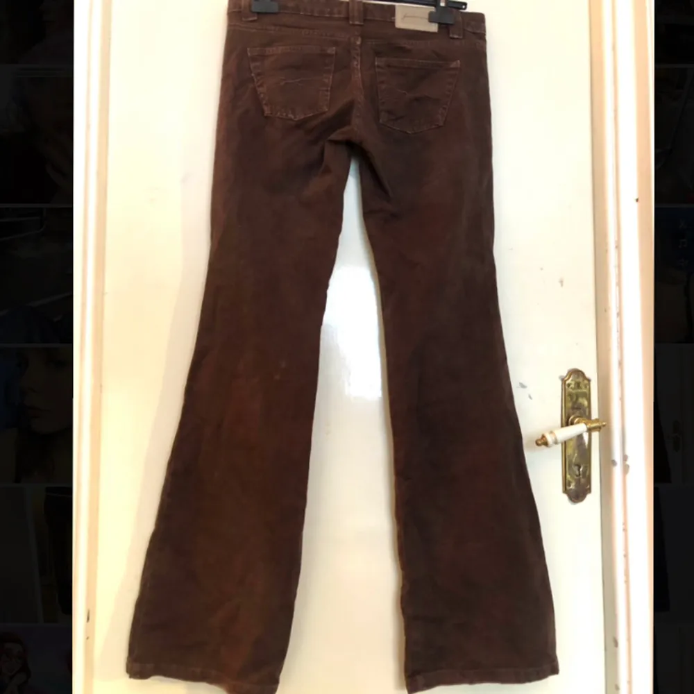 Söta bruna vintage bootcut jeans med låg midja och hållbart jeanstyg. Använda ca 2 gånger så skulle säga nyskick. Säljer pga lite för små i midjan. Jag är 178 för referens. Måtten är midja:43cm, full längd: 109cm. Jeans & Byxor.