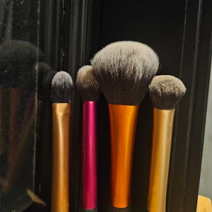 Real techniques borstar - Säljer dessa 4 real techniques borstar som jag ej använder. Bra skick, tvättas en extra gång innan de postas❤️