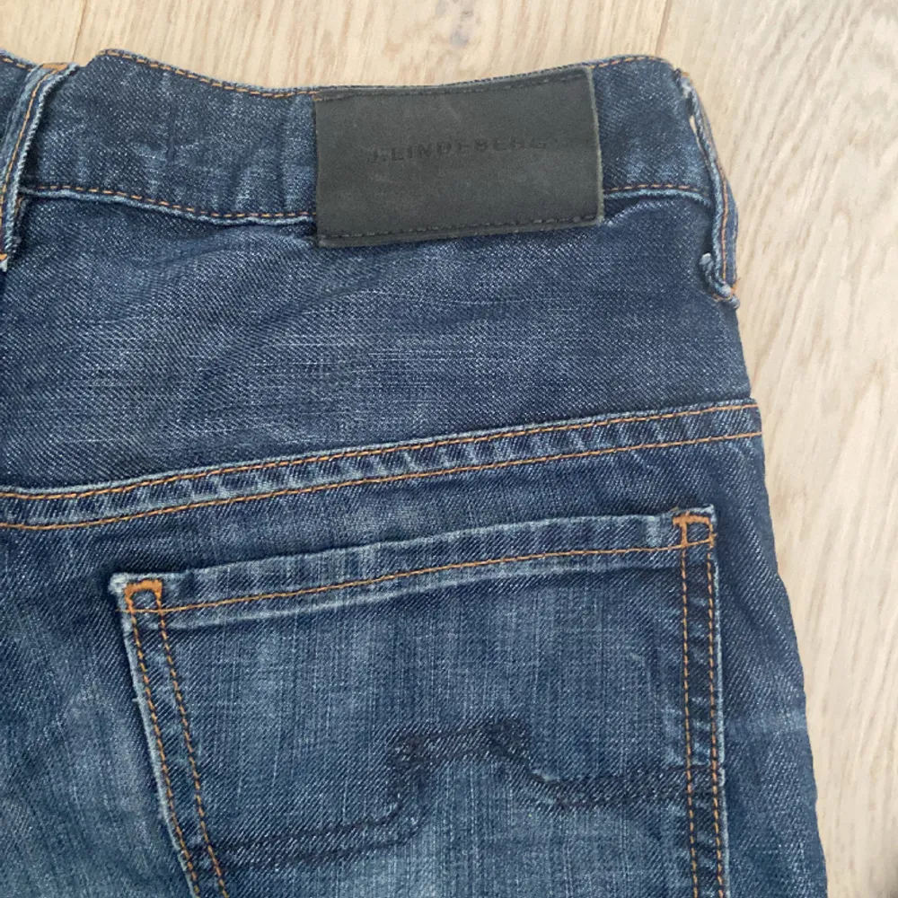 Dessa jättefina J.Lindeberg jeansen är använda ungefär 2 gånger och har väldigt bra skick, säljer pga att jag inte använder längre. Dom är straight och kanske lite mer åt bootcut hållet🩷 skriv privat för fler bilder. Jeans & Byxor.