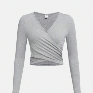 Grå tröja  - säljer denna jätte fina tröja från shein då den inte kommer till användning. aldrig använd och i mycket bra skick. orginal pris 100kr.