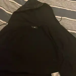 Zip hoodie köpt i mallorca för cirka ett år sen. Hoodien är för liten för mig så den är knappt använd. Storlek är S (Small) kan skicka mer bilder på den ifall du vill 