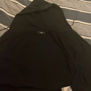 Randig zip hoodie  - Zip hoodie köpt i mallorca för cirka ett år sen. Hoodien är för liten för mig så den är knappt använd. Storlek är S (Small) kan skicka mer bilder på den ifall du vill 