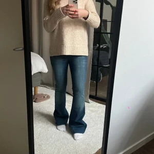Lågmidjade bootcut jeans - Jätte långa Lågmidjade jeans, säljer då dem är för små för mig i midjan, är vanligtvis en 38/m i jeans och 170cm lång❤️