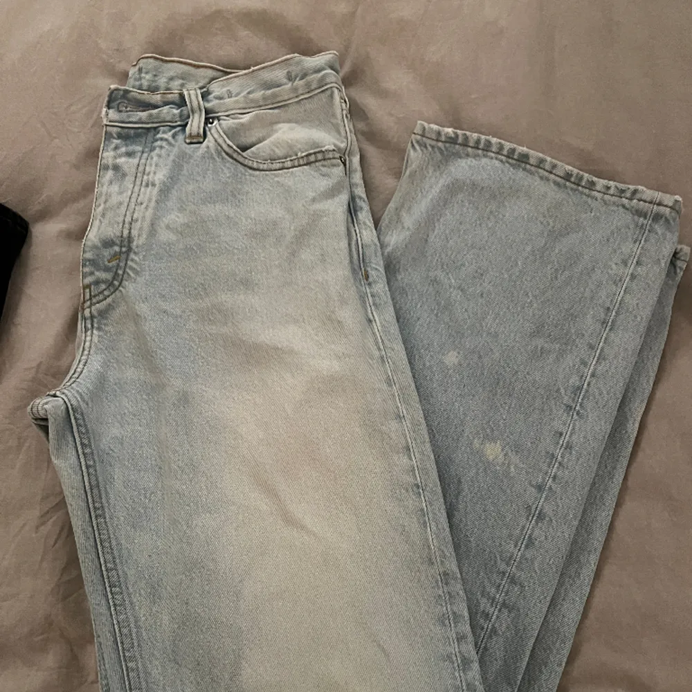 Hej! Jag säljer min killes hope jeans, OTROLIGT snygga. Men har tyvärr blivit för små på han, säljer även andra av hans jeans i min profil så som denna fast i grå🥰 Dom har lite små slitage men ser fortfaran de snygga ut, skriv för fler bilder osv💕. Jeans & Byxor.