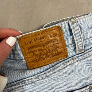 Levis jeans - Säljer dessa jeansen från levis🩷 bra skick. Köparen står för frakten