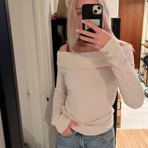 Top - Off-shoulder tröja från Gina Tricot Storlek S