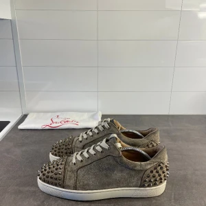 Christian Louboutin  - Säljer dessa riktigt unika Christian Louboutin skor i storlek 41,5 de passar 42/42,5. De är i riktigt bra skick, dustbag medföljer! 