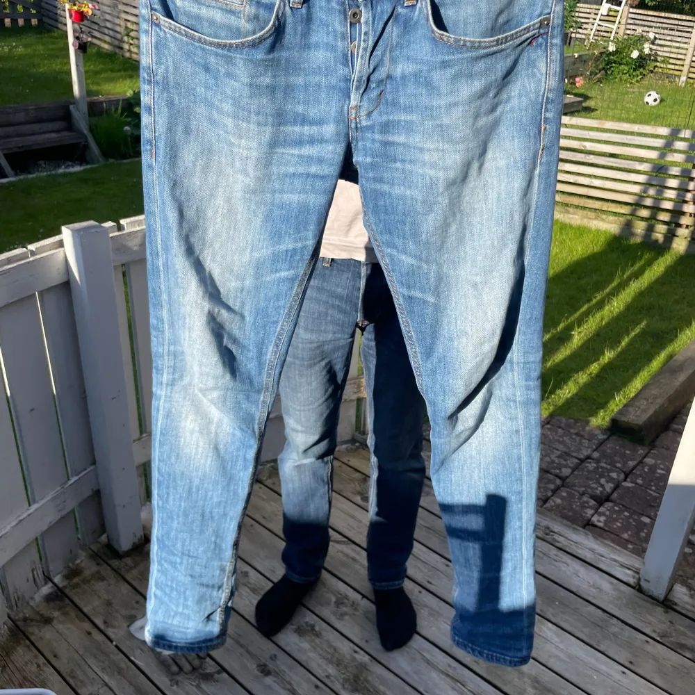 Säljer dessa populära jeans! Helt perfekta till sommaren ☀️🌊 Dom är i storlek 32 och skicket ät 9/10!   Modell: George  Hör av dig vid funderingar! . Jeans & Byxor.