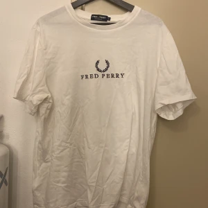 Fredperry tshirt  - Bra skick och väldigt fin till sommaren!