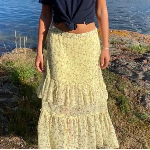Maxikjol gul blommor hm - !pris går att diskutera! Jätte fin lång kjol från hm som är väldigt lång . Den är helt ny men köptes för ett tag sen men aldrig kommit till användning tyvärr. Jätte fin fler bilder finns privat men inga mått tyvärr 
