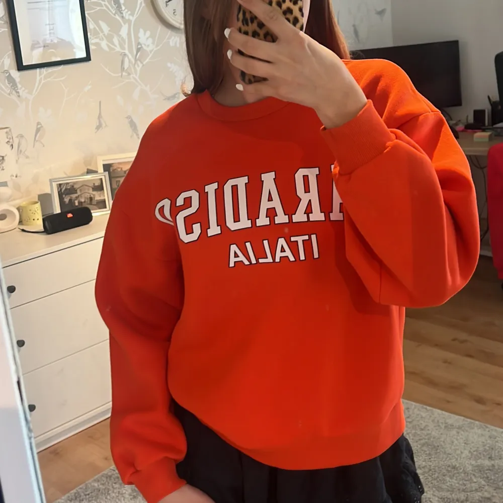 Fin oanvänd orange tjocktröja från gina. Storlek s men passar m med. Oversized. Aldrig använd och säljer på grund av att jag inte får plats.🧡 prins går att diskutera.. Hoodies.