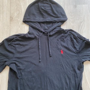 Ralph Lauren Hoodie - Säljer min Ralph Lauren hoodie efter som att den inte kommer till användning. Tröjan är i bra skick och sparsamt använd. Tröjan är i storlek S men passar också en mindre M . Hör av er vid frågor 👍