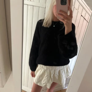 Brandy Melville tenniskjol - Trendig tenniskjol från Brandy Melville Insydd något i midjan men inget syns utanpå. Knappt använt och superbra med shorts under💞
