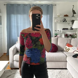 Off shoulder tröja  - Somrig off shoulder tröja i nyskick i storlek XS men passar även S, säljs pga ingen användning. Superfin!!💗