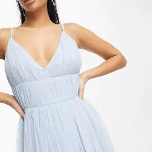 Säljer denna superfina klänning, helt ny med prislappen kvar!🩵🩵 
