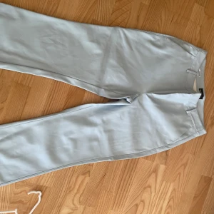 läder byxor - jätte jätte fina straight ljusblåa läderbyxor från gina😍😍 I helt nyskick!!!!!