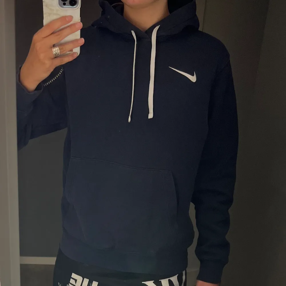 Fin mörkblå Nike hoodie i stolek S herr. Snygga och säljer för jag inte behöver den längre💕. Hoodies.