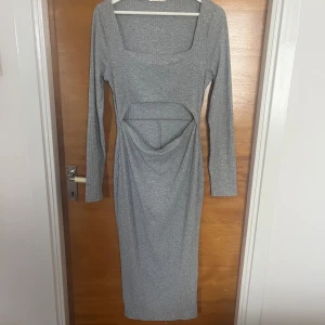 Långklänning  - Använd fåtal gånger, går ner till mitten vaderna ungefär. Figur nära med lite stretch 