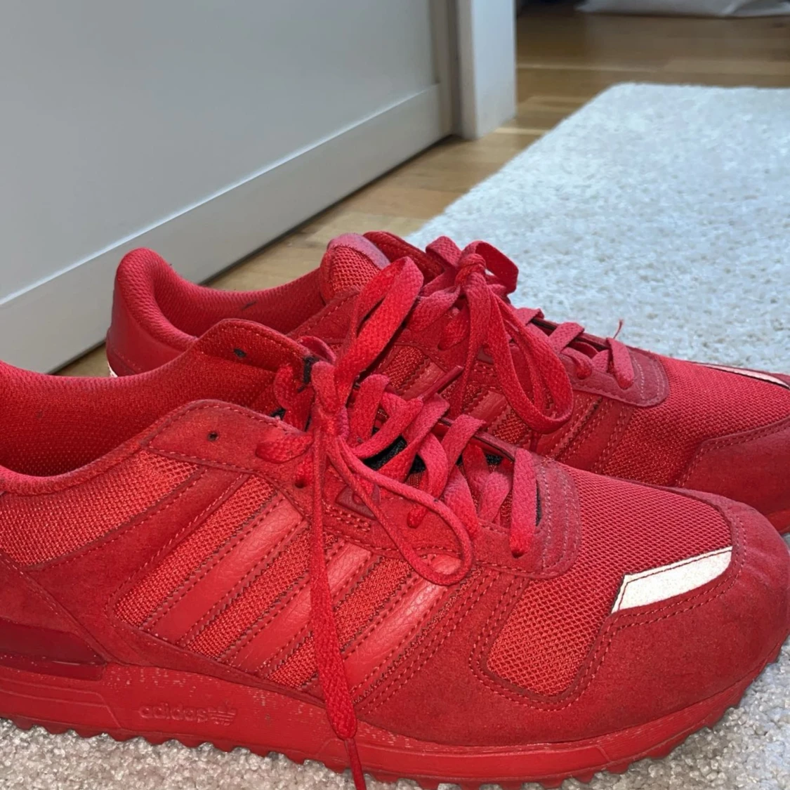 Adidas skor i storlek 44