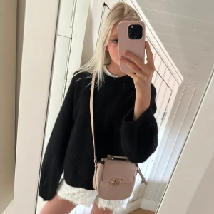 Rosa väska -  Så fin rosa väska med gulddetaljer!  Har fack inuti och har både ett tophandle och crossbodyband, är dessutom i fint skick. Endast några små defekter på metallen som syns på bilderna 💞