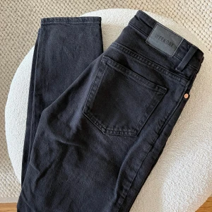 Jeans  - Raka croppade jeans i modellen Mika från Weekday (30 i längd).  Lite stretch.  Jag är 168 som referens.  Mycket fint skick🖤