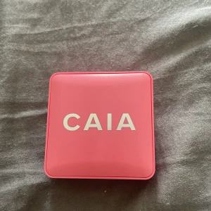 Matt blush - Säljer min matta blush från Caia. Tycker inte att den blir matt. Färgen trouble gum. Har använts vid enstaka tillfällen!  Nypris:265kr Mitt pris:175kr