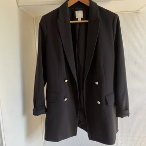 Svart kavaj 40 - Storlek 40 pris 300kr  Fina knappar med pärlor 