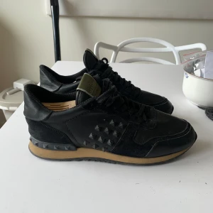 Valentino Rockrunner!  - Säljer dessa sjukt snygga valentino rockrunners!💫 Storlek: 41 - pris: 1499. Allt og medföljer! Väldigt fint skick förutom att en nit saknas (därav lågt pris) Priset kan förhandlas (är ej öppen för byten på dessa) Hör gärna av er vid frågor! 📩