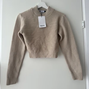 Croppad tröja - Croppad tröja från Madlady, helt ny med etikett kvar.