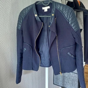 Blå jacka - Säljer denna snygga marinblåa jacka i mycket bra skick.🦋💙