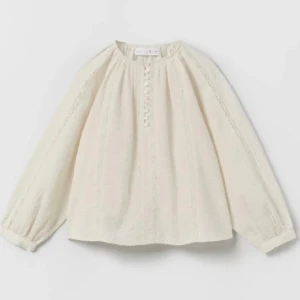 Zara blus - Hej! Säljer denna sjukt fina och söta blusen ifrån Zara ❣️ Säljer då den tyvärr inte riktigt passade mig. Storlek 164 men passar xs.💘