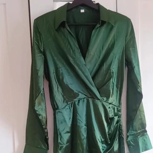 Oanvänd klänning  - Storlek: Xs  Sikt: oanvänd Har kedja vid sidan 