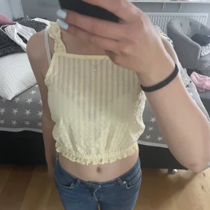 Gult linne - Linnet är lite som en blus fast ändå inte. Lite genomskinlig men inte för mycket.⭐️  Linnet är i strl. 152 men den är inte för liten för mig som har strl. 164.   Säljer för att den är förliten och för att jag tror inte att jag kommer att använda den. 