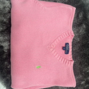 Stickad polo Ralph lauren  - Säljer denna Stickad polo Ralph lauren tröjan! Såå fin färg! Jag har aldrig använt den så den är oanvänd! Storlek S! 