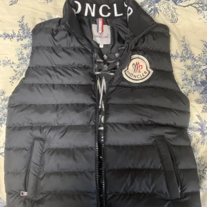 Moncler vest (gammal exemplar) - Fick den för ett tag sen och försöker tömma garderoben på grejer jag inte behöver. Qr koden fungerar som den ska men det är ett gammalt exemplar och tyvärr så finns den inte med i databasen. För fler bilder o frågor kom privat.(Osäker om den är äkta)