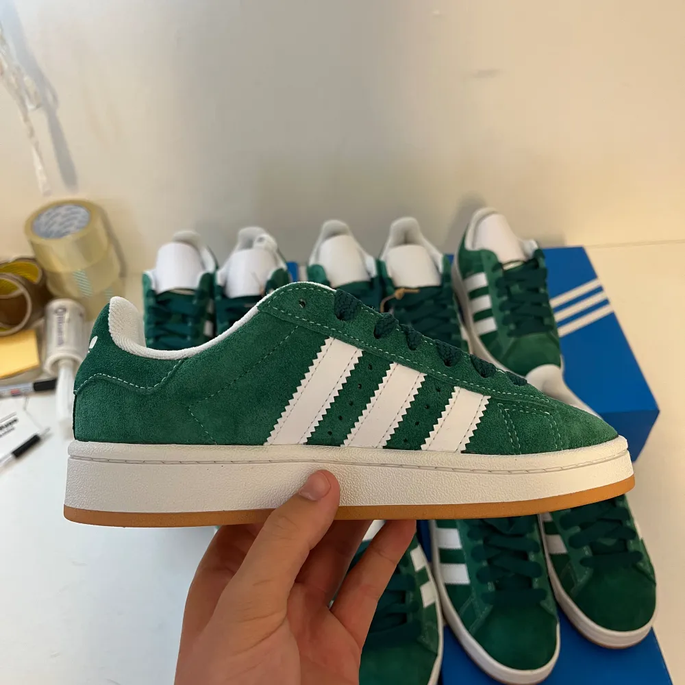 Adidas Campus 00s ”Dark Green” Storlek: 37 1/3 Skick: Helt nya i box Pris: 1500:-. Skor.