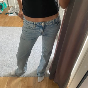 Lågmidjade bootcut jeans - Säljer dessa lågmidjade bootcut jeansen ifrån hm, Finns ett litet hål längst ner som man kan sy igen själv (se bild)