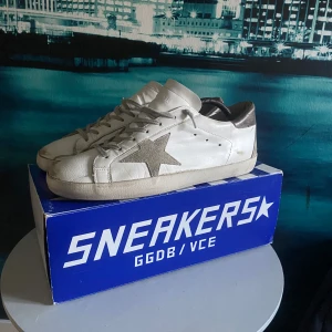 Golden goose - Säljer mina riktigt snygga golden goose i storlek 44. De är köpta för ca 5000 och skicket ligger på 8,5/10. Köparen får med box och kvitto. Skriv vid minsta fundering och om ni vill ha fler bilder