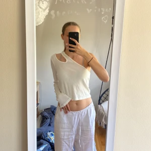 En vit tröja  - En vit halv en ärms tröja 