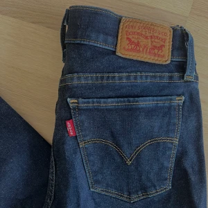 Levis Jeans - Levis jeans i modellen 710 Super Skinny i strl 25. Använda men i fint skick.